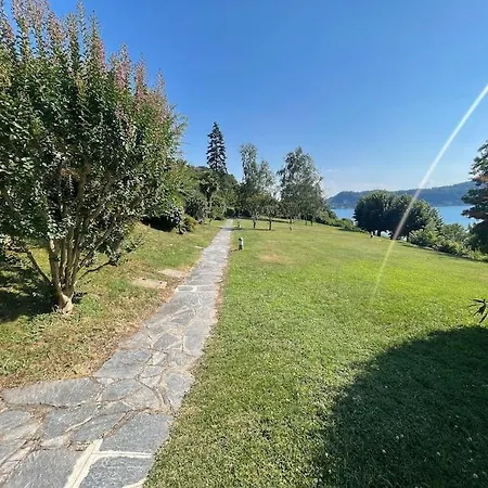 Casa Fronte Con Piscina Ferienhaus Angera