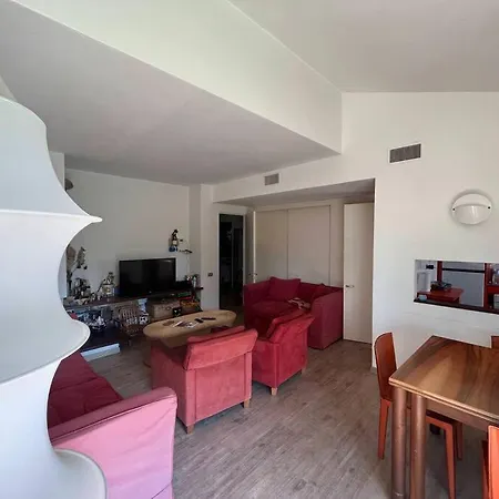 Casa Fronte Con Piscina Ferienhaus