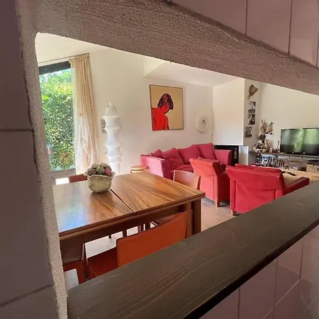 Casa Fronte Con Piscina Hébergement de vacances Angera